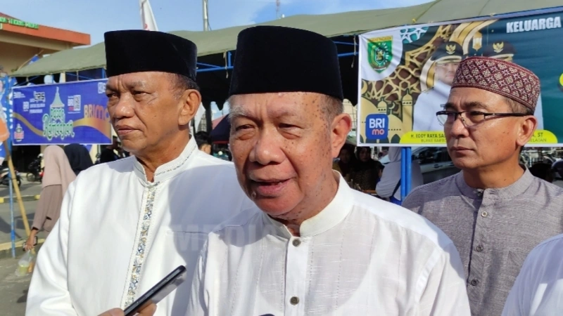 H. Irawansyah (tengah) didampingi H. Raden Sudarto (kiri) saat menghadiri pembukaan Pasar Ramadhan di Buntok. (foto: MediaSurya/akhmad madani)