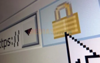 Ilustrasi keamanan data dan privasi online dengan ikon gembok dan simbol jaringan internet. (foto: REUTERS/Mal Langsdon)
