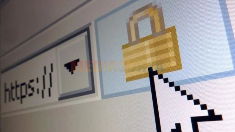 Ilustrasi keamanan data dan privasi online dengan ikon gembok dan simbol jaringan internet. (foto: REUTERS/Mal Langsdon)