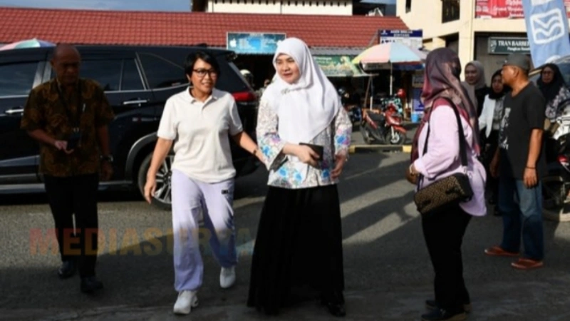 Ketua TP-PKK Barsel Hj. Permanasari bersama Ibu Wakil Bupati Barsel, Ita Minarni, mengunjungi Pasar Ramadhan di Buntok.