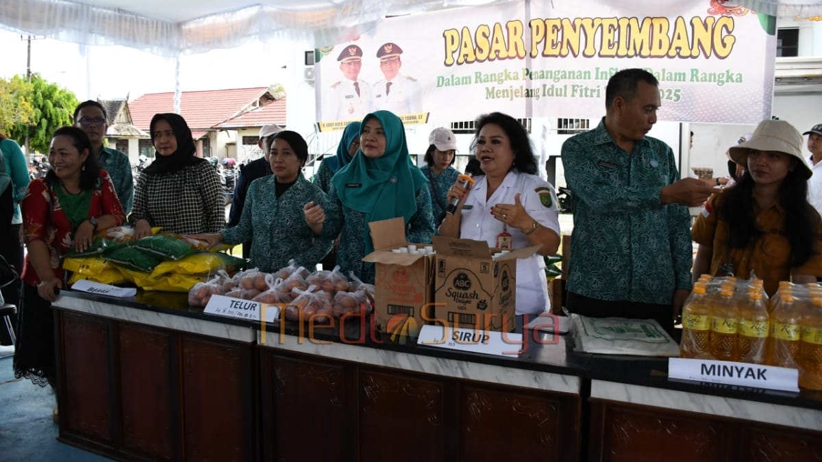 Ketua TP-PKK Barsel membuka Pasar Penyeimbang untuk stabilisasi harga menjelang Idulfitri 2025.