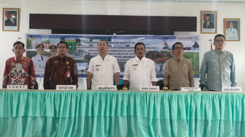 Bupati Barito Selatan Eddy Raya Samsuri, Wakil Bupati Khristianto Yudha, Wakil Ketua I DPRD Barsel Ideham, Sekda Edi Purwanto, serta jajaran pemerintah daerah menghadiri Musrenbang Kecamatan Jenamas (foto: MediaSurya/dok)