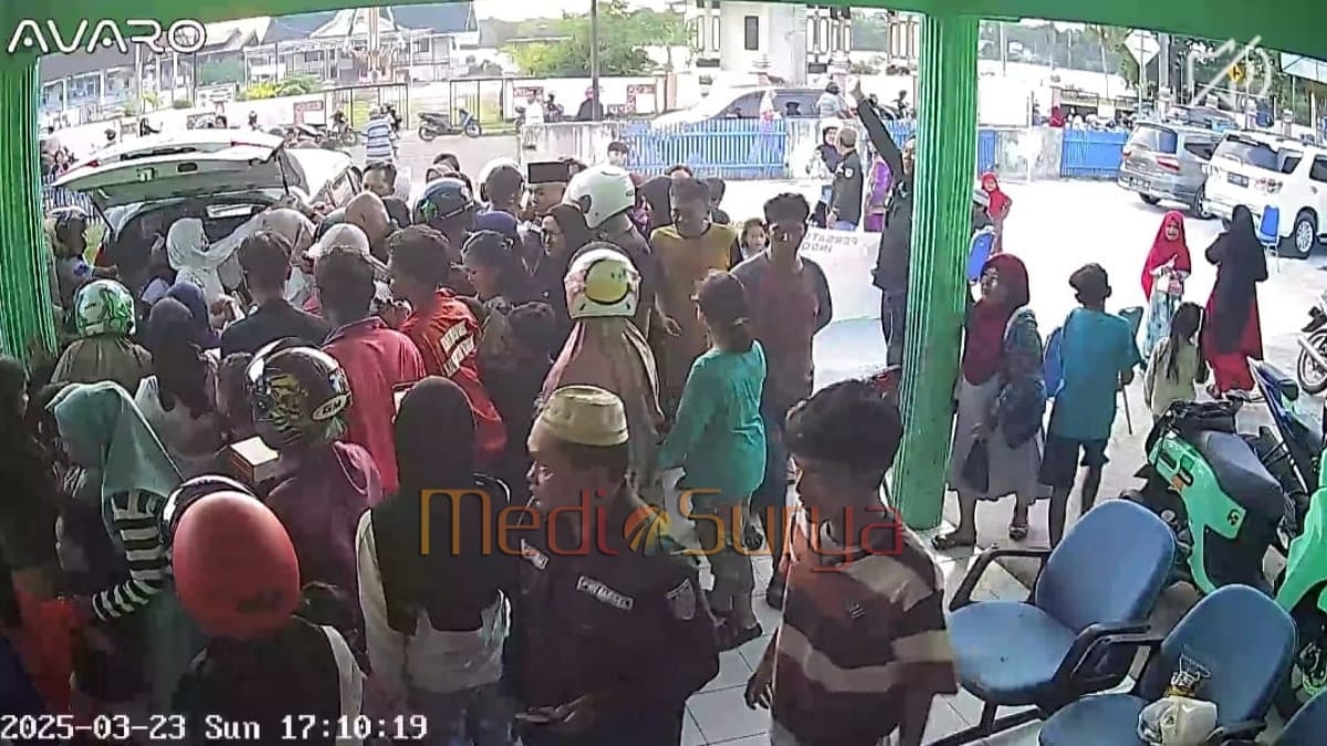 Pembagian paket makan buka puasa oleh PWI Barsel dan IKWI Barsel di Buntok saat Ramadan 2025.