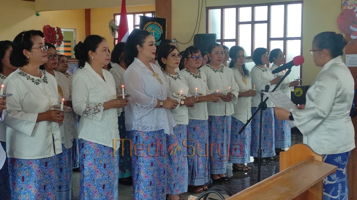 Pelantikan pengurus DPC PWKI Barito Selatan di Gereja Viktoria, momen khidmat dengan seragam putih biru dan lilin.