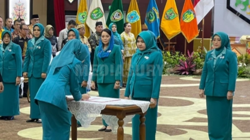 Hj. Permanasari Eddy Raya Syamsuri menandatangani dokumen sebagai Ketua TP PKK Barsel 2025-2030. (foto: MediaSurya/dok)