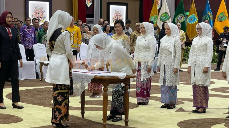 Prosesi penandatanganan berita acara pelantikan Ketua Dekranasda kabupaten/kota se-Kalteng di Aula Jayang Tingang, Palangka Raya. (foto: MediaSurya/dok)