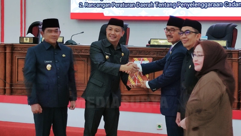 Bupati Barsel menyerahkan dokumen Ranperda kepada pimpinan DPRD dalam Rapat Paripurna di Graha Paripurna, Buntok. (foto: MediaSurya/akhmad madani)