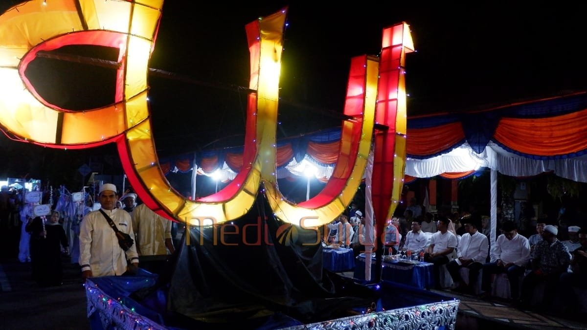 Replika kaligrafi Allah bercahaya dalam pawai Tanglong Buntok