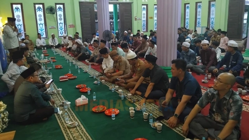 Safari Ramadhan Wakil Bupati Barito Selatan Khristianto Yudha di Masjid Gunung Bintang Awai bersama masyarakat dan jajaran pemerintah.