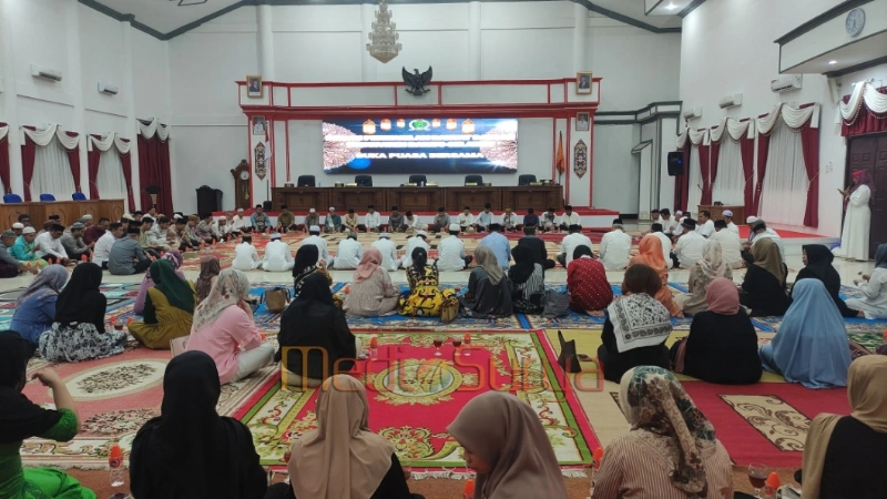 Buka Puasa Bersama DPRD Barsel di Graha Paripurna dengan peserta dari berbagai elemen pemerintahan dan masyarakat.