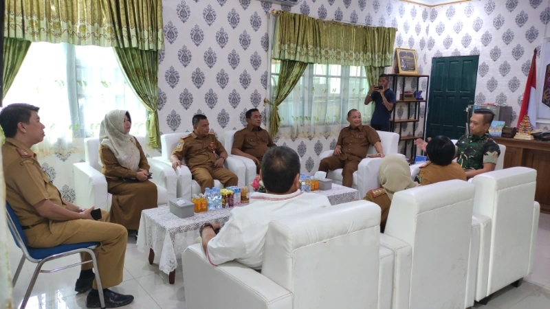 Suasana pertemuan antara Bupati Barsel dan jajaran dengan pihak Kodim 1012 Buntok untuk membahas sinergi dan pembangunan daerah. (foto: MediaSurya/akhmad madani)