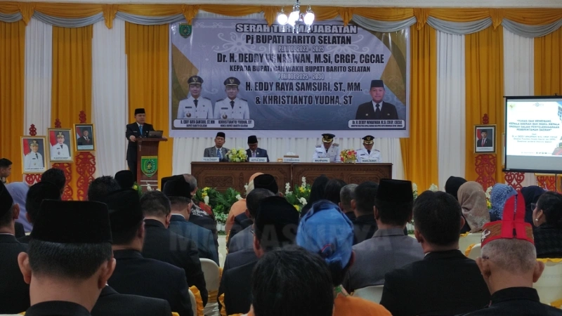 Para undangan menghadiri Sertijab Bupati dan Wakil Bupati Barsel di Aula Bapperida.