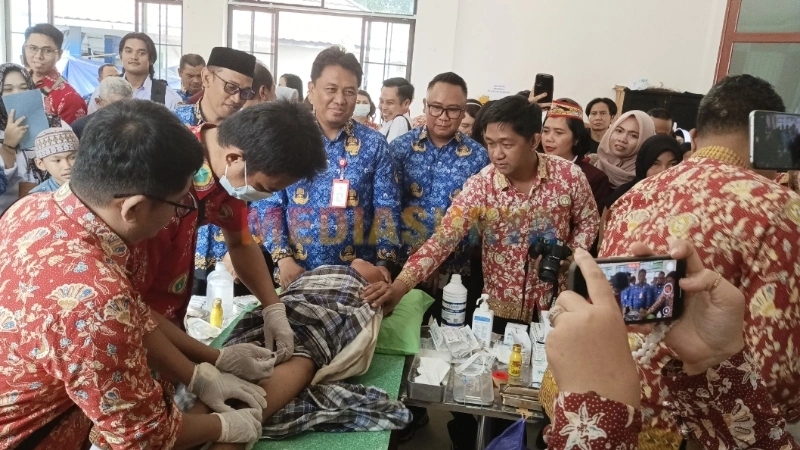 Sunatan massal di Barsel dalam rangka HUT PPNI ke-51, dihadiri Asisten I Setda Barsel dan pejabat kesehatan. (foto: MediaSurya/akhmad madani)