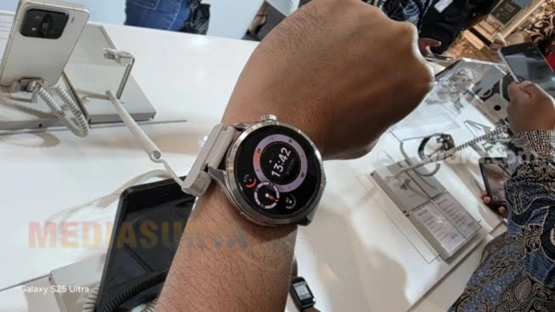 Xiaomi Watch S4 terbaru dengan desain elegan dan fitur canggih, dipamerkan di toko resmi.