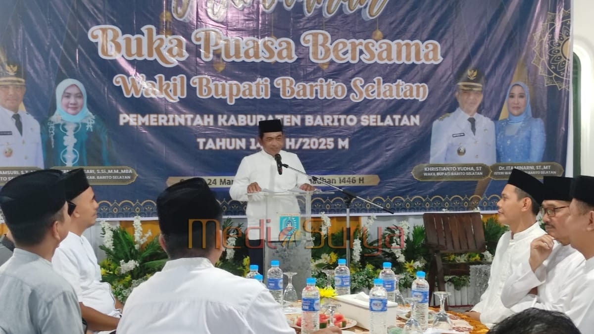 Wakil Bupati Barsel Khristianto Yudha saat memberikan sambutan di acara buka puasa bersama masyarakat di Buntok.