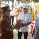 Wakil Bupati Barito Selatan, Khristianto Yudha, menyerahkan paket sembako kepada warga dalam kegiatan Safari Ramadhan di Kelurahan Mengkatip, Kecamatan Dusun Hilir. (foto: MediaSurya/dok)