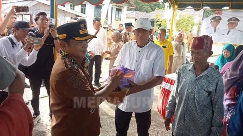 Wakil Bupati Barito Selatan, Khristianto Yudha, menyerahkan paket sembako kepada warga dalam kegiatan Safari Ramadhan di Kelurahan Mengkatip, Kecamatan Dusun Hilir. (foto: MediaSurya/dok)