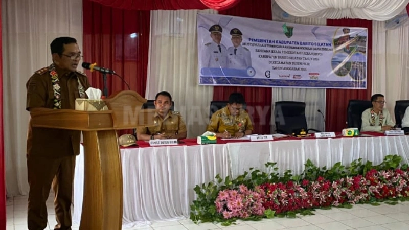 Wakil Bupati Barito Selatan, Khristianto Yudha, menyampaikan sambutan dalam Musrenbang RKPD 2026 di Kecamatan Dusun Hilir, yang dihadiri oleh jajaran pejabat daerah dan perwakilan masyarakat. (foto: MediaSurya/dok)