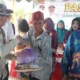 Wakil Ketua I DPRD Barito Selatan, Ideham, menyerahkan paket sembako kepada warga dalam kegiatan pasar murah di Kelurahan Mengkatip, Kecamatan Dusun Hilir. (foto: MediaSurya/dok)