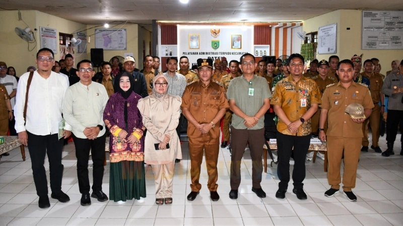 Wakil Ketua I DPRD Barsel, Ideham, menghadiri Musrenbang Kecamatan Dusun Hilir bersama pejabat dan masyarakat setempat. (foto: MediaSurya/dok)