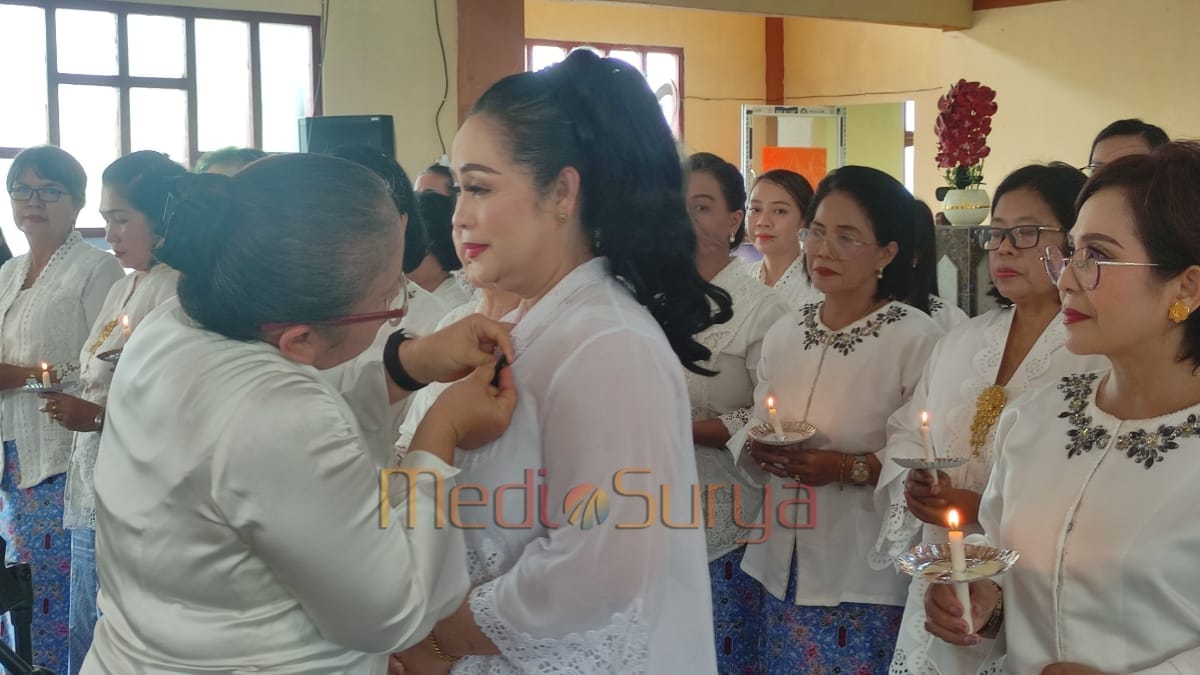 Yulinar Nuryagus Siringo menyematkan pin kepada Ensilawatika Wijaya dalam pelantikan PWKI Barsel di Gereja Viktoria, Buntok.