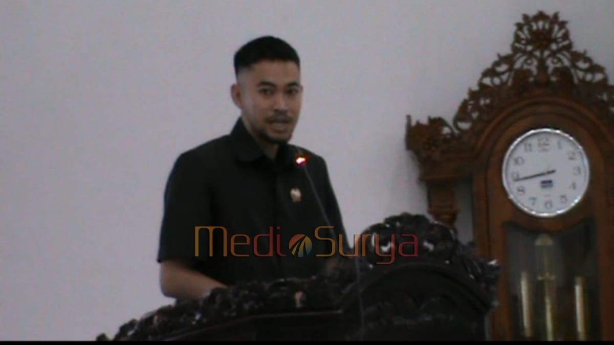 Ahmad Rizki anggota DPRD Barsel menyampaikan hasil reses dalam rapat paripurna 2025.