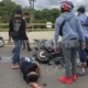 Proses olah TKP kecelakaan lalu lintas di Jembatan Malawen, Barito Selatan, yang melibatkan sepeda motor Yamaha NMax dan mobil Daihatsu Ayla. (foto: MediaSurya/dok)
