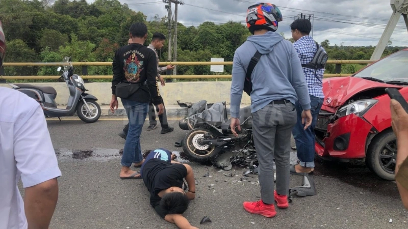 Proses olah TKP kecelakaan lalu lintas di Jembatan Malawen, Barito Selatan, yang melibatkan sepeda motor Yamaha NMax dan mobil Daihatsu Ayla. (foto: MediaSurya/dok)
