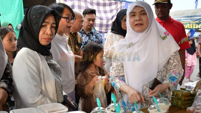 Ketua Komisi I DPRD Barsel Idariani, Ketua TP-PKK Barsel Hj. Permanasari, dan Ita Minarni di Pasar Ramadan Buntok.