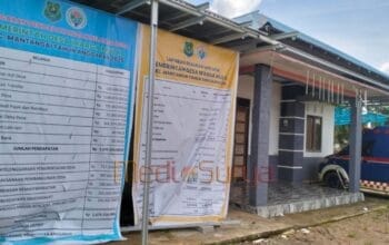 Spanduk APBDes Desa Warga Mulya, Kecamatan Mantangai, Kabupaten Kapuas, menampilkan anggaran dan realisasi dana desa tahun 2025