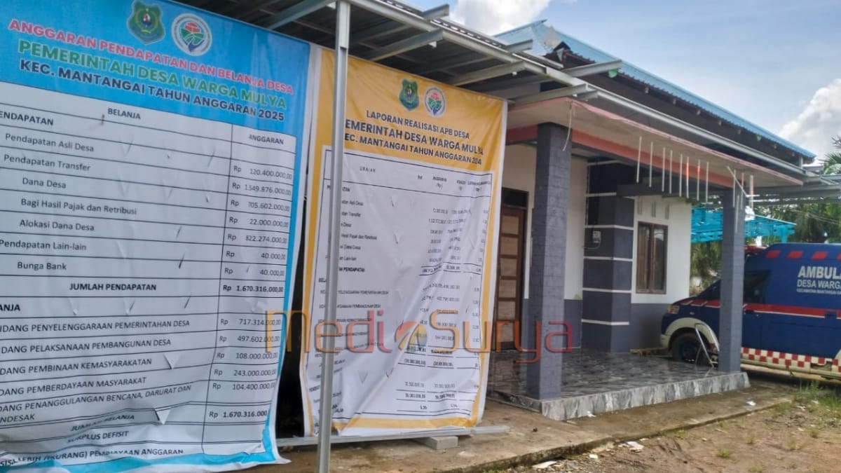 Spanduk APBDes Desa Warga Mulya, Kecamatan Mantangai, Kabupaten Kapuas, menampilkan anggaran dan realisasi dana desa tahun 2025
