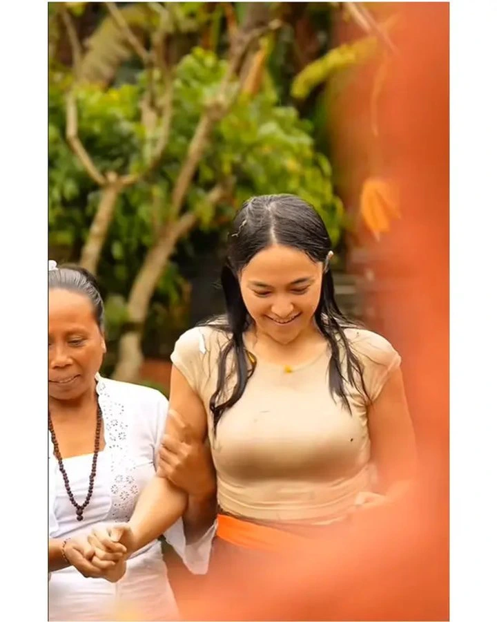Potret Marshanda Melukat di Bali, Wajah Khusyuk dan Aura Positif Potret Marshanda Melukat di Bali, Wajah Khusyuk dan Aura Positif