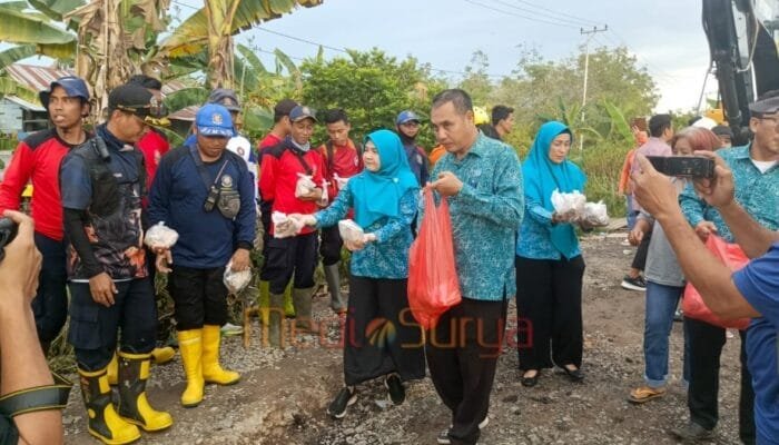 TP PKK Barsel Bagikan 450 Bungkus Nasi untuk Warga Terdampak Banjir di Pararapak