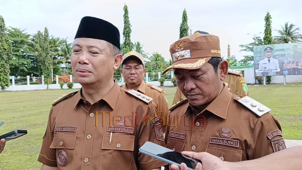 Eddy Raya Samsuri dan Khristianto Yudha diwawancarai usai apel besar Pemkab Barsel