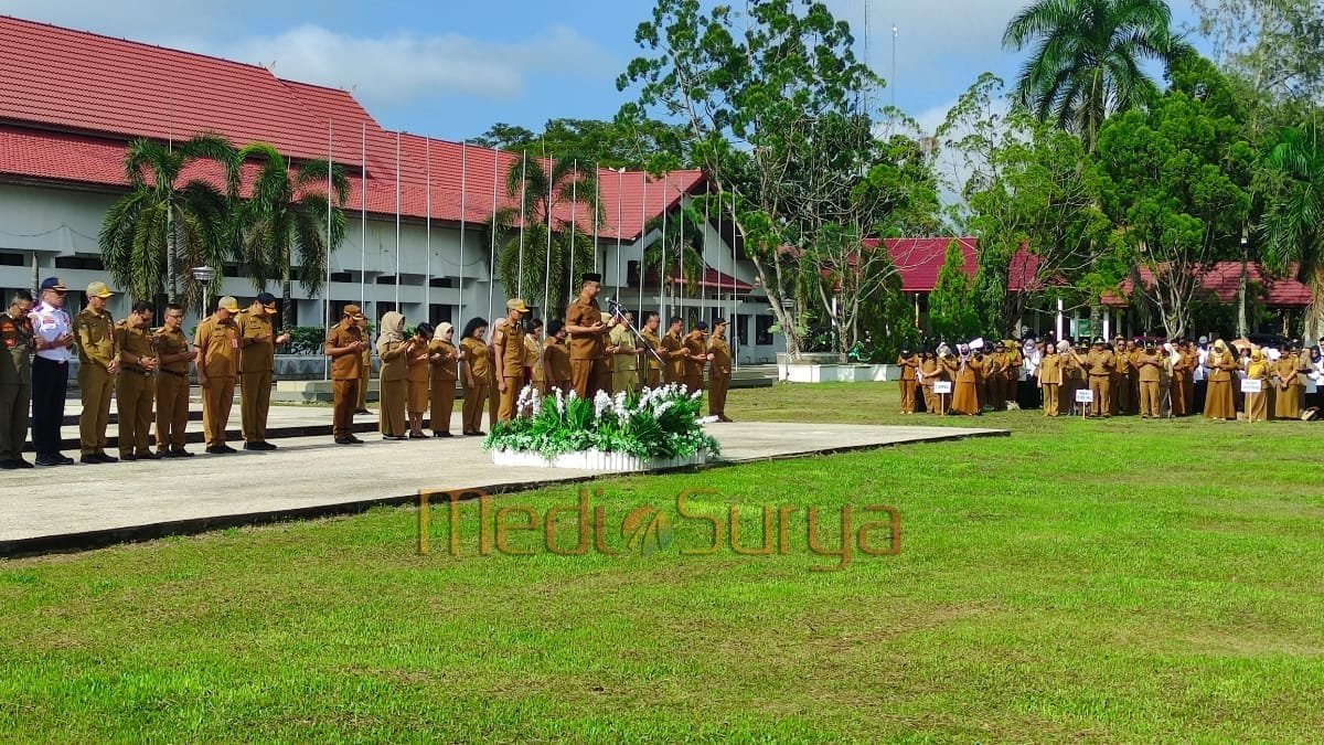 Eddy Raya Samsuri pimpin apel ASN di halaman kantor bupati Barsel pasca libur Idul Fitri 1446 H.