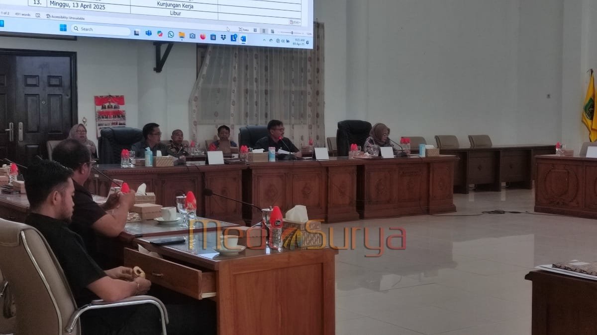 Farid Yusran pimpin rapat Banmus DPRD Barsel bahas agenda April 2025 bersama pejabat terkait.