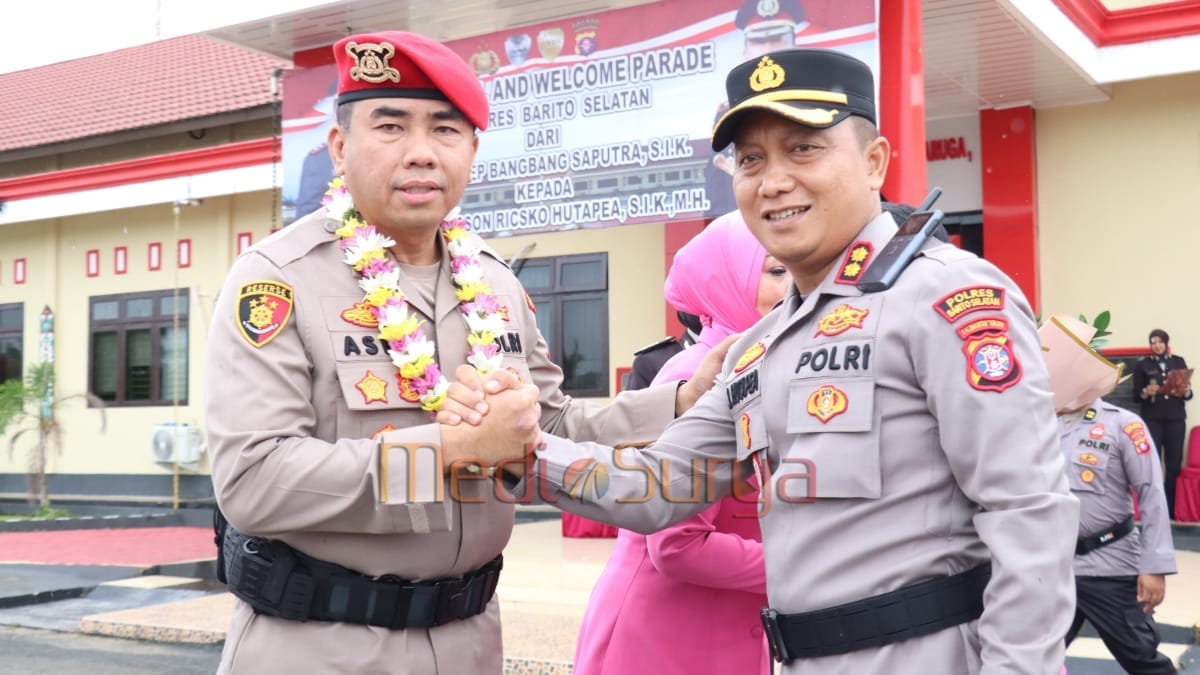 AKBP Jacson Ricsco Hutapea berjabat tangan dengan AKBP Asep Bangbang Saputra dalam penyambutan Kapolres Barsel di Mapolres, Jumat (11/4)