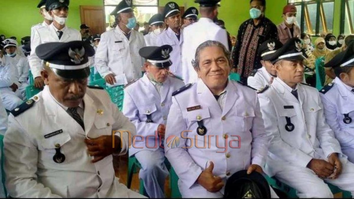 Kepala desa Flores Timur berpakaian seragam putih duduk dalam kegiatan ASKADES.