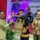 Ketua DPRD Barsel memberikan cendera mata kepada AKBP Asep Bangbang dalam acara kenal pamit Kapolres di Pendopo Rujab Bupati.