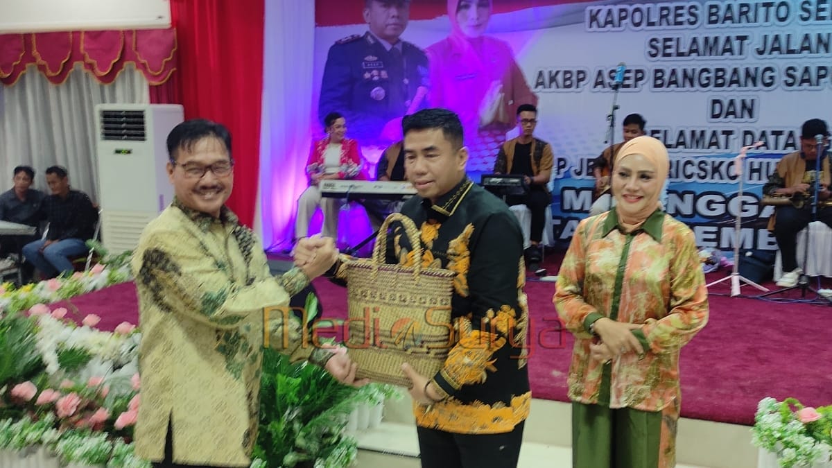 Ketua DPRD Barsel memberikan cendera mata kepada AKBP Asep Bangbang dalam acara kenal pamit Kapolres di Pendopo Rujab Bupati.