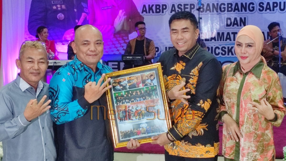 Ketua PWI Barsel didampingi Sekertaris menyerahkan bingkai foto kenangan kepada AKBP Asep Bangbang pada acara kenal pamit Kapolres Barito Selatan di Pendopo Rujab Bupati.
