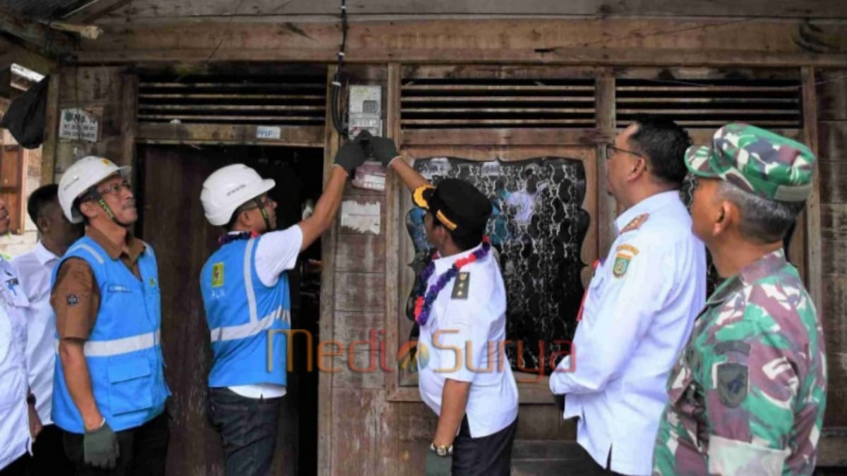 Wabup Khristianto Yudha dan petugas PLN resmikan penyalaan listrik di Barito Selatan