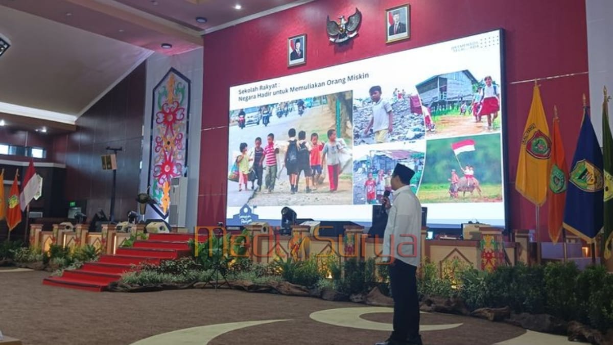 Gus Ipul mempresentasikan program Sekolah Rakyat di Kantor Gubernur Kalteng dengan latar belakang gambar anak-anak dan kondisi desa.