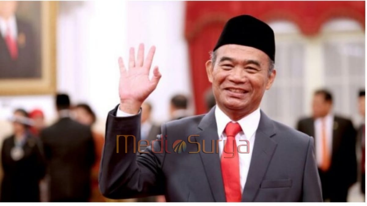 Muhadjir Effendy melambaikan tangan saat menghadiri acara kenegaraan di Istana Negara.
