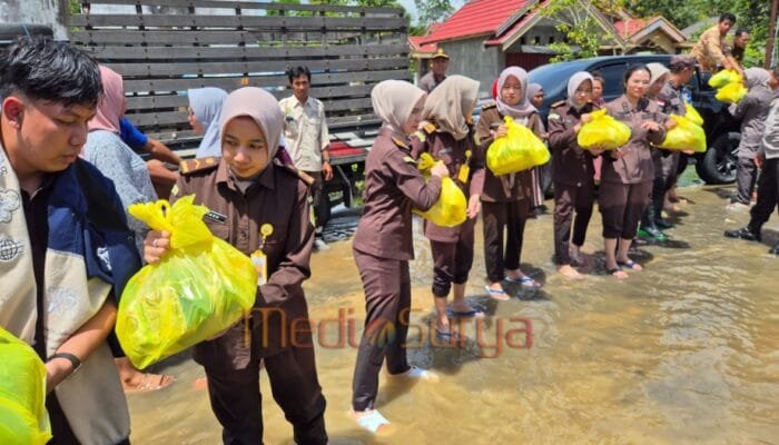 Kejari Barsel Salurkan 100 Paket Sembako untuk Warga Terdampak Banjir