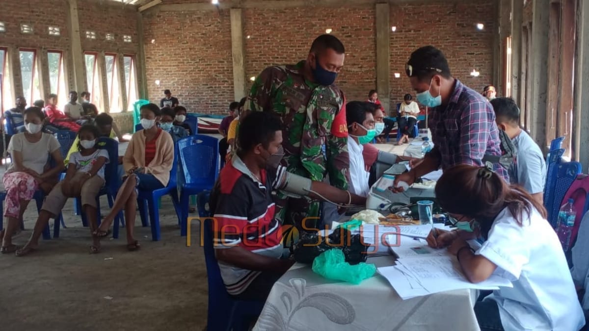 Pemeriksaan protokol kesehatan oleh TNI dan petugas di Pelabuhan Fery Waibalun, Flotim
