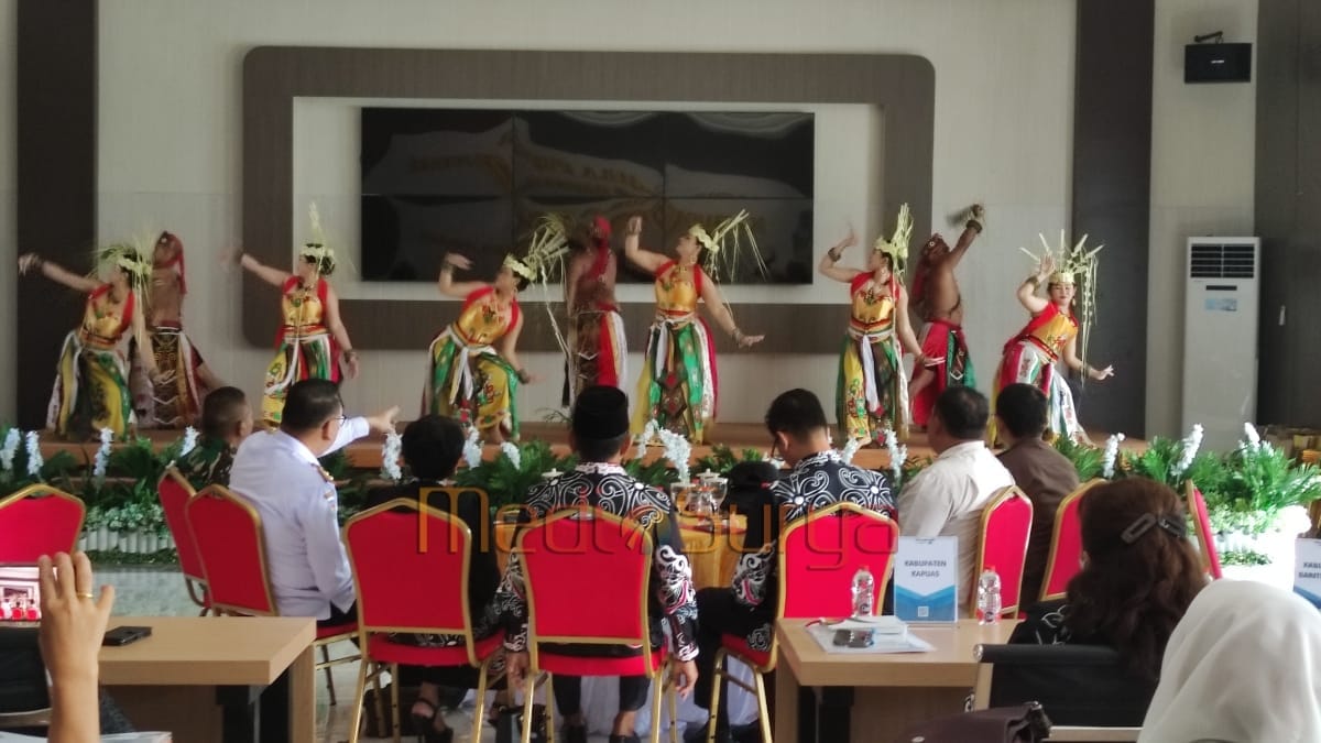 Penari Sanggar Ranu Mareh Mabuan tampil dalam kostum adat Dayak di pembukaan Rakornis Dispora Kalteng 2025 di Barito Selatan.