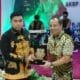 Penyerahan cendera mata oleh Bupati Barsel kepada AKBP Asep Bangbang Saputra dalam acara kenal pamit Kapolres.