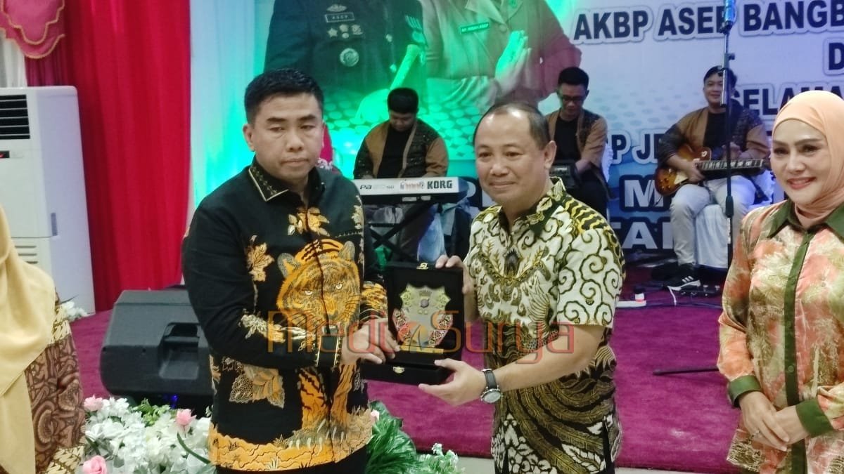 Penyerahan cendera mata oleh Bupati Barsel kepada AKBP Asep Bangbang Saputra dalam acara kenal pamit Kapolres.