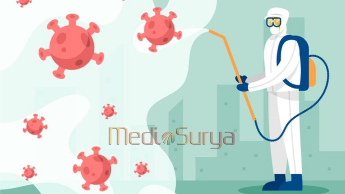Petugas memakai APD menyemprot virus Covid-19 sebagai ilustrasi pencegahan penyebaran di tempat umum